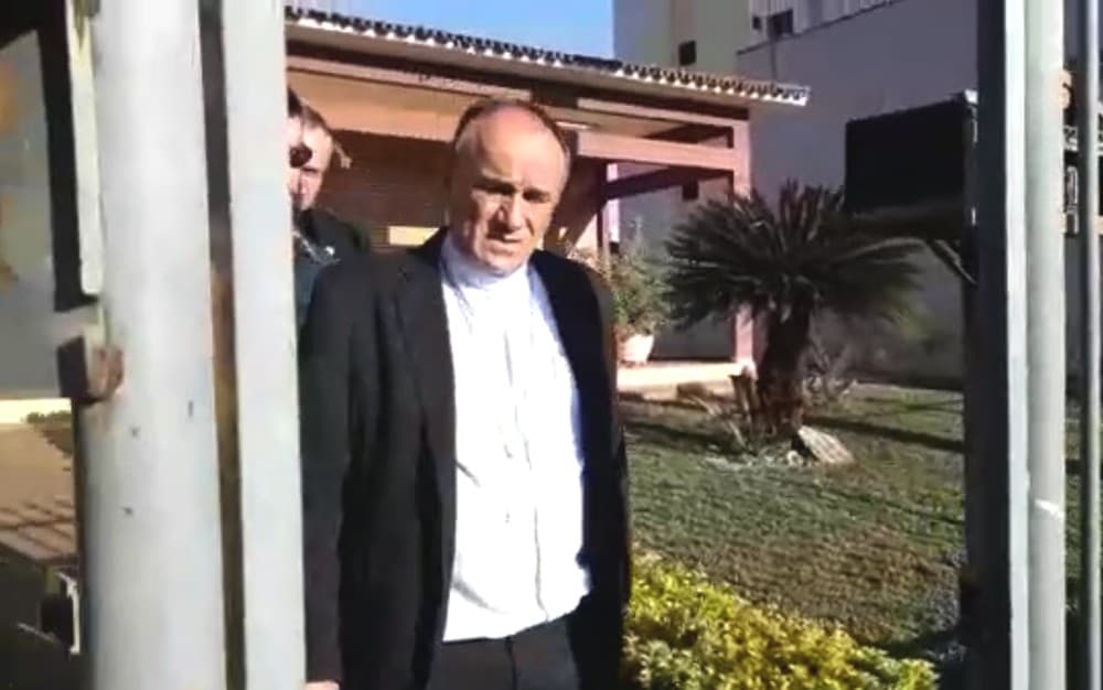 Bispo e padres são presos em operação contra desvios de recursos na Igreja Católica em três cidades de Goiás