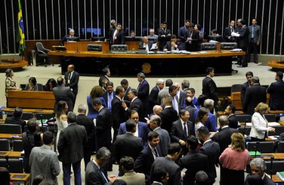 Cada deputado custa mais de R$ 2 milhões por ano