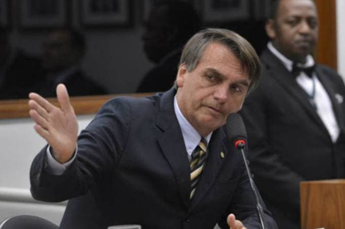 Assessoria de Bolsonaro confirma que frase “quero te ver ministro da Cultura” ao ator Alexandre Frota foi brincadeira, não convite formal