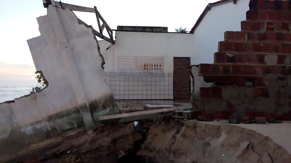 VÍDEO: Maré alta derruba muro de escola e leva barcos para o meio da rua em Caiçara do Norte-RN
