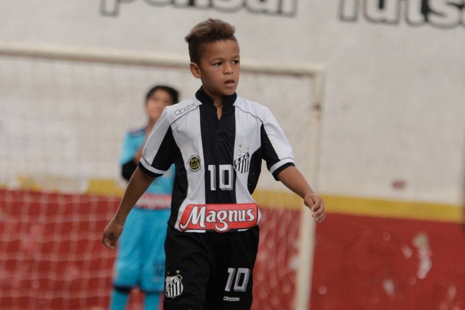 FOTO: Garoto de 9 anos é o mais jovem brasileiro a assinar contrato de patrocínio