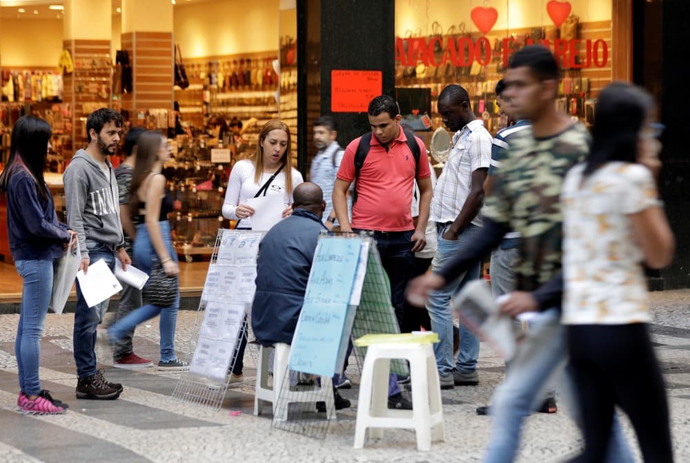 Crise no mercado de trabalho faz renda do brasileiro encolher em 2017, aponta IBGE; desigualdade aumenta no Nordeste
