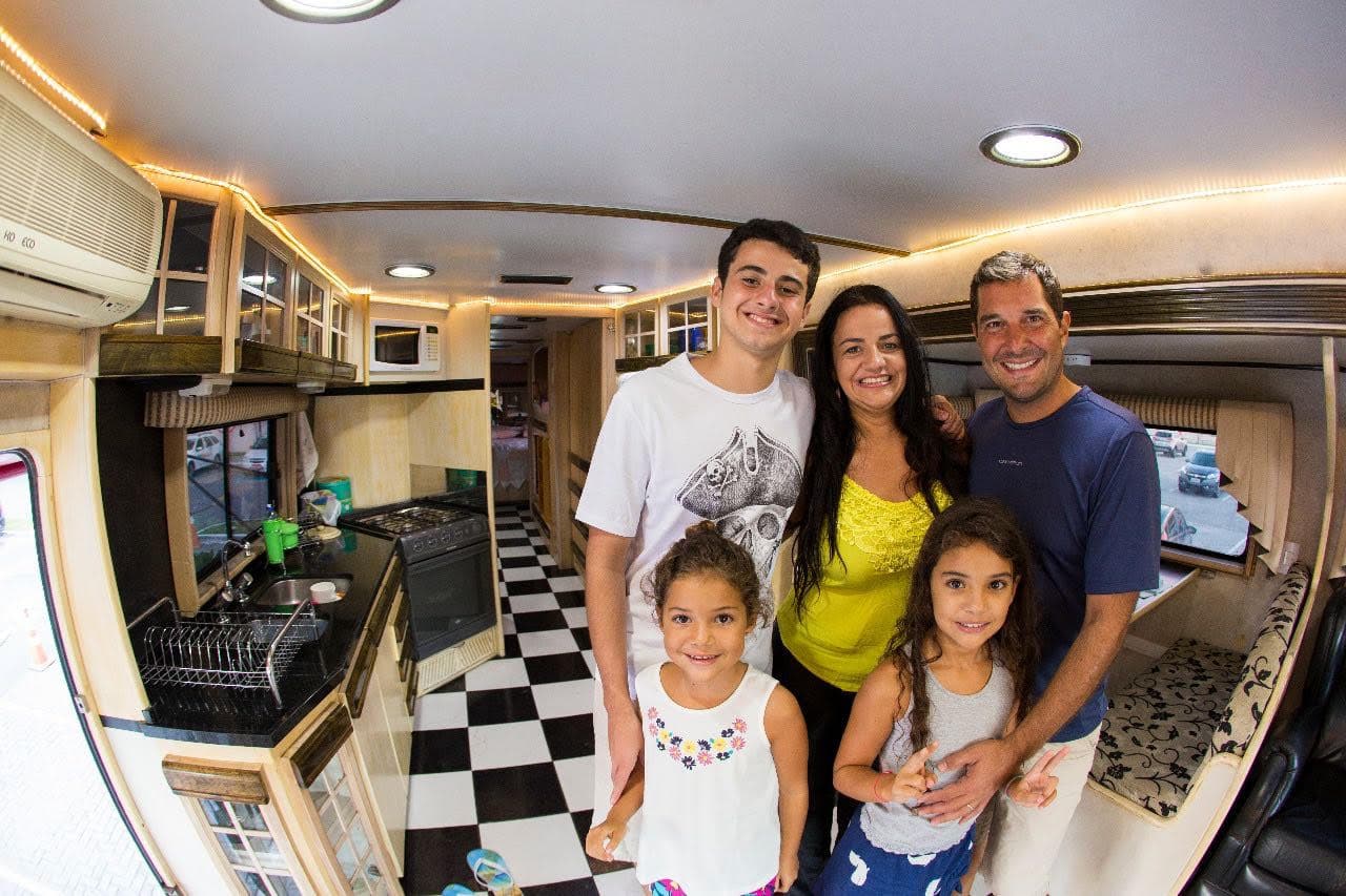 FOTO: Família que percorre o mundo em um ônibus chega a Natal