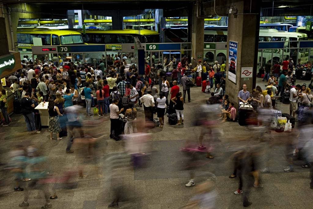 Governo estuda obrigar companhias aéreas a dar passagem a jovem carente; benefício já é dado hoje para viagens de ônibus interestaduais