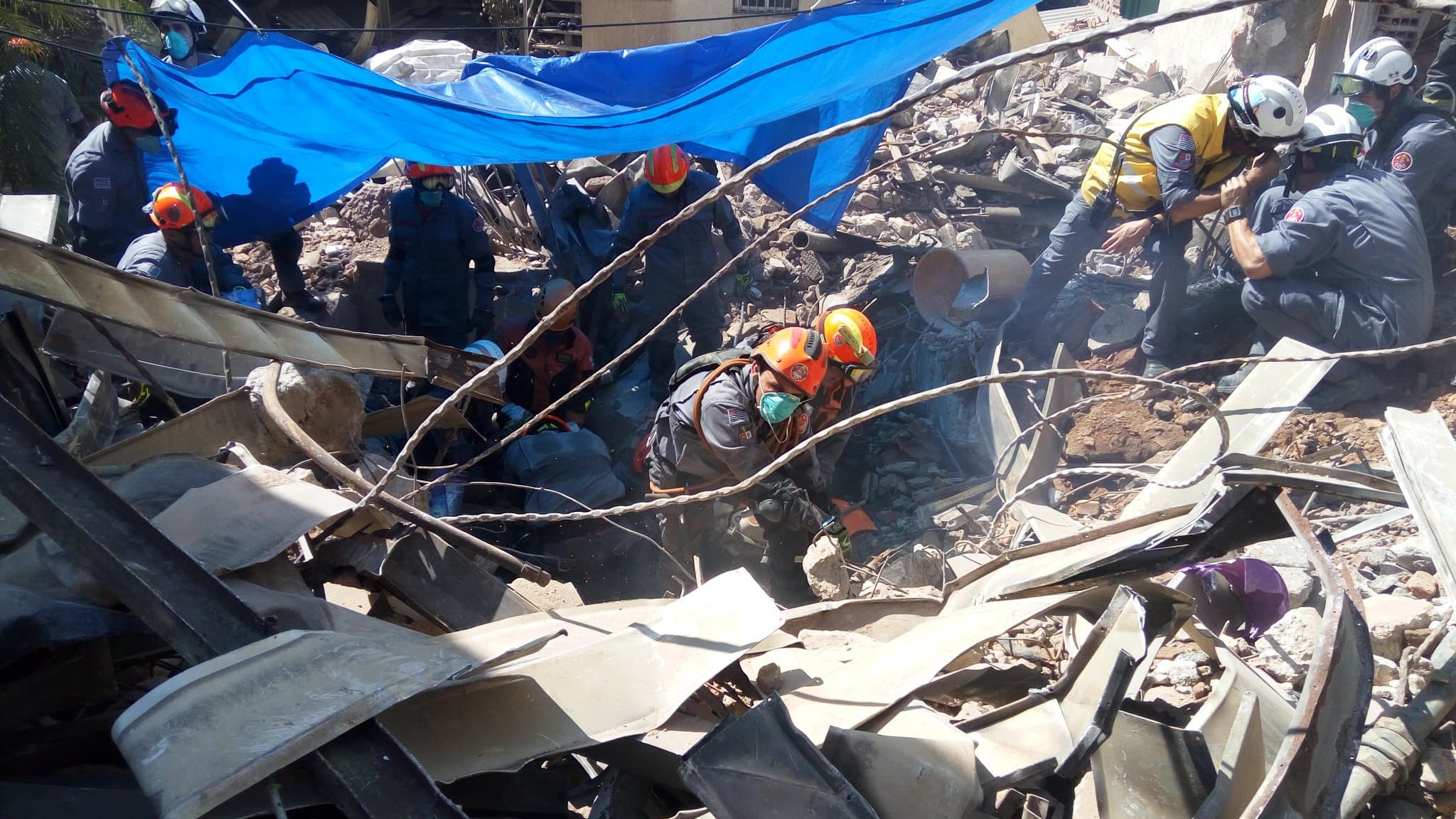 Bombeiros seguem nas buscas por cinco desaparecidos em escombros de prédio que desabou em SP