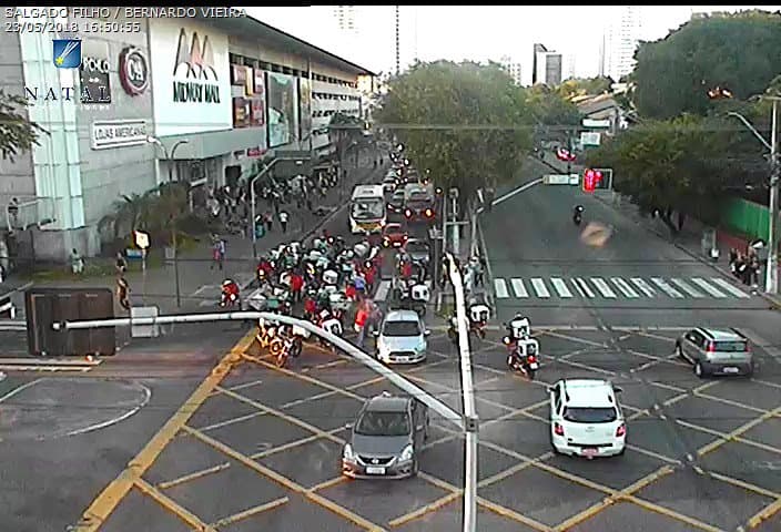 FOTO: Manifestação nas imediações do Midway no fim da tarde desta quarta, sentido Zona Sul, deixa trânsito lento
