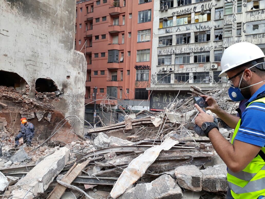Bombeiros aumentam para sete número de vítimas de prédio que desabou