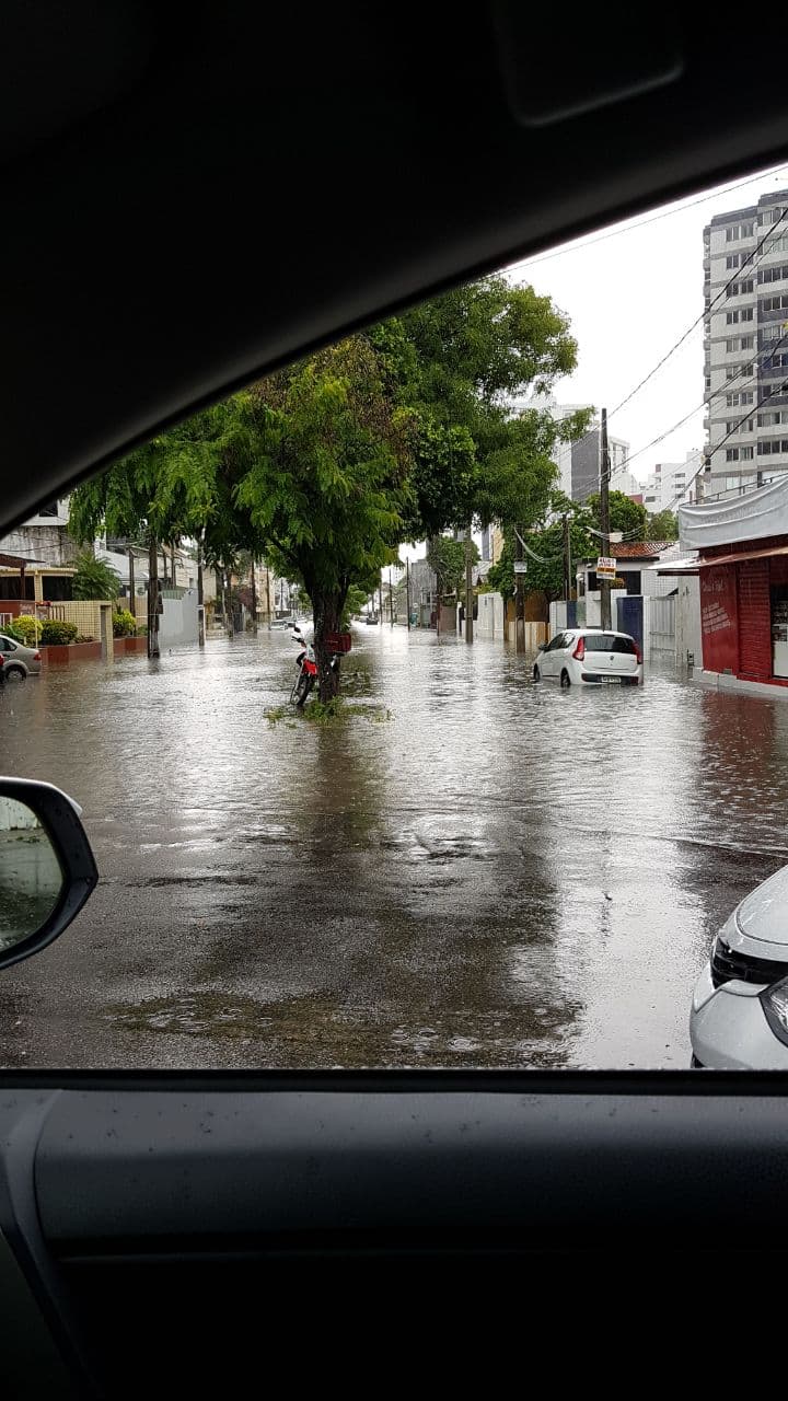 FOTOS E VÍDEOS: Mais imagens de vias alagadas em Natal com fortes chuvas nesta segunda; Candelária(região) e Petrópolis(região)