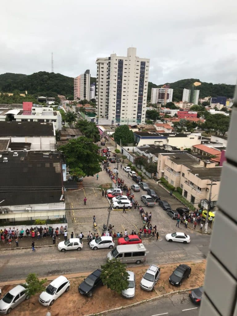 FOTO: Fila para regularizar situação com Justiça Eleitoral é longa no TRE-RN neste último dia do prazo