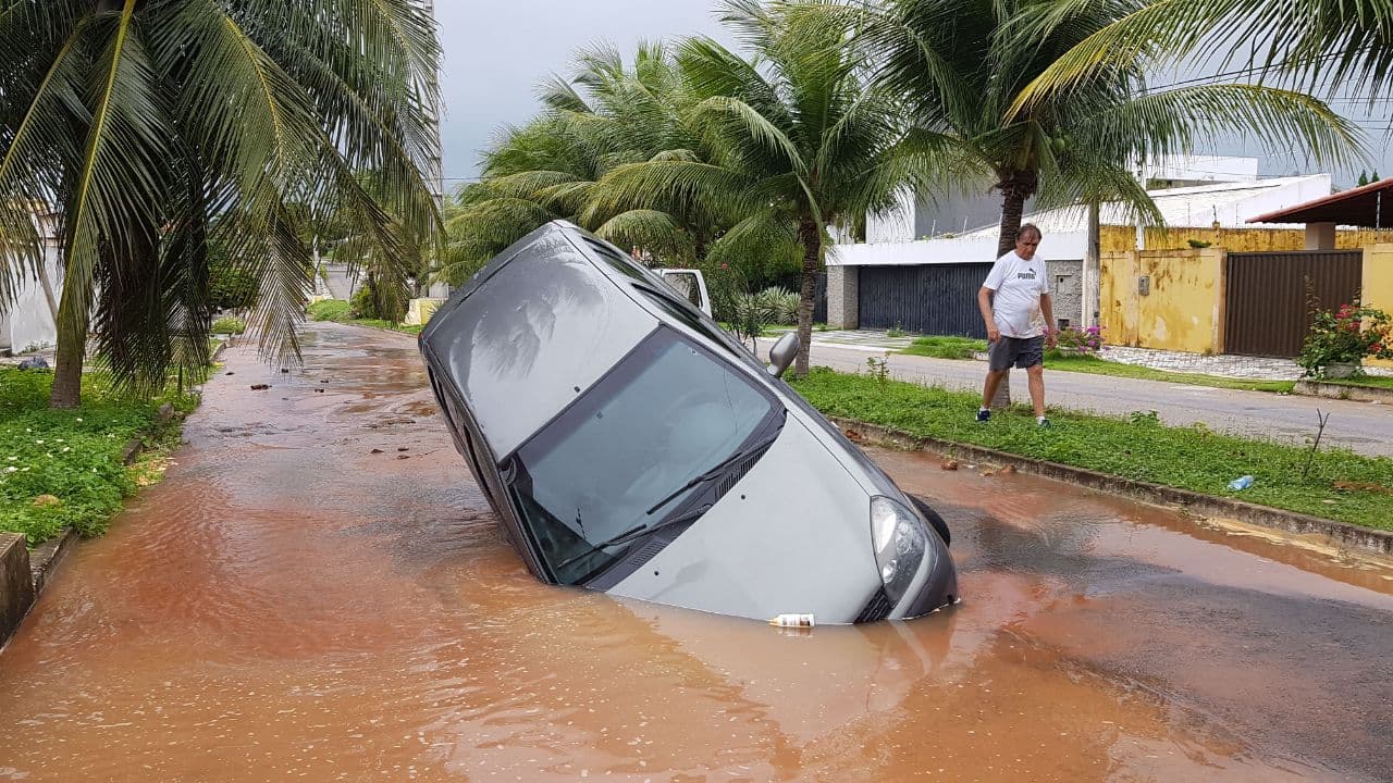 FOTOS E VÍDEO: Em mais um dia de chuvas, parte de carro afunda em buraco na Zona Sul de Natal