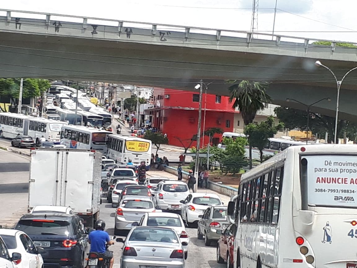 FOTO E VÍDEO: Manifestação de rodoviários deixa trânsito bloqueado nas imediações do viaduto do Baldo