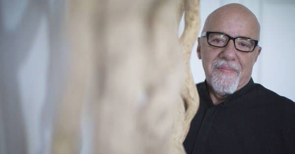 Paulo Coelho assina contrato de US$ 1,5 milhão para série baseada em seus livros