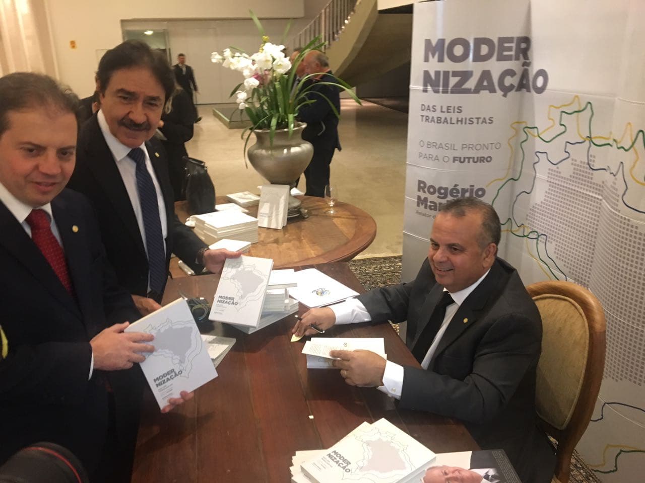 País está retomando geração de emprego, diz Rogério Marinho ao lançar livro em Brasília