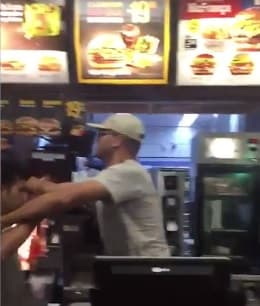 VÍDEO: Funcionários do McDonald's trocam socos diante de clientes em SP