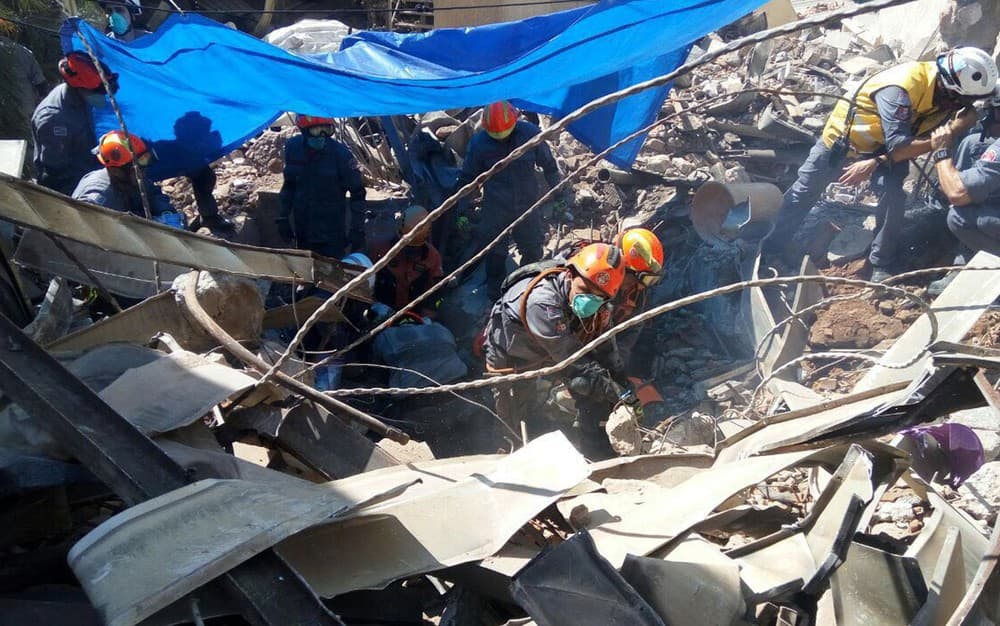Bombeiros encontram corpo em escombros de edifício em SP