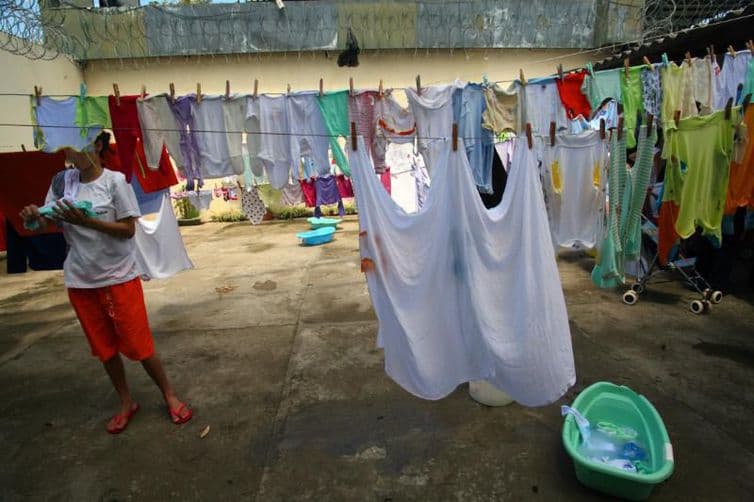 Projeto para prisão domiciliar de mães e gestantes avança no Congresso