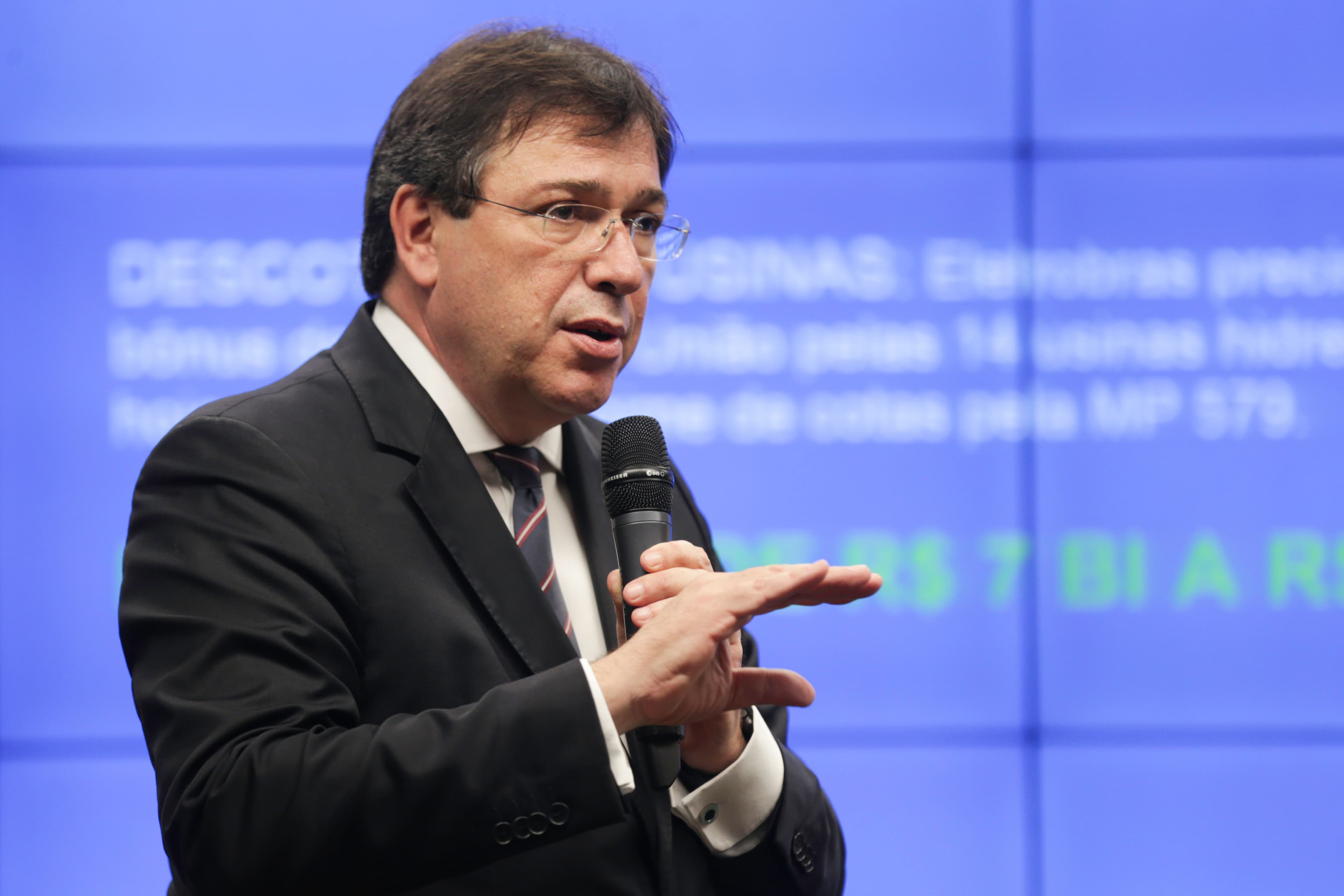 Presidente da Eletrobrás tenta subir próprio salário para R$ 77 mil