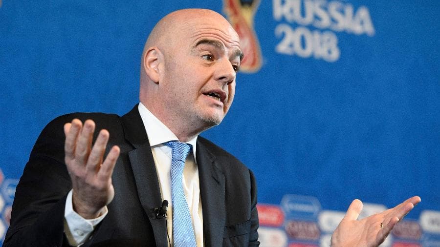 ‘É preciso expulsar os idiotas das torcidas', diz presidente da Fifa