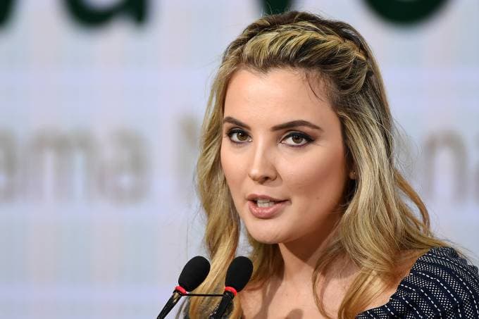 Marcela Temer pula em lago para resgatar seu cachorro