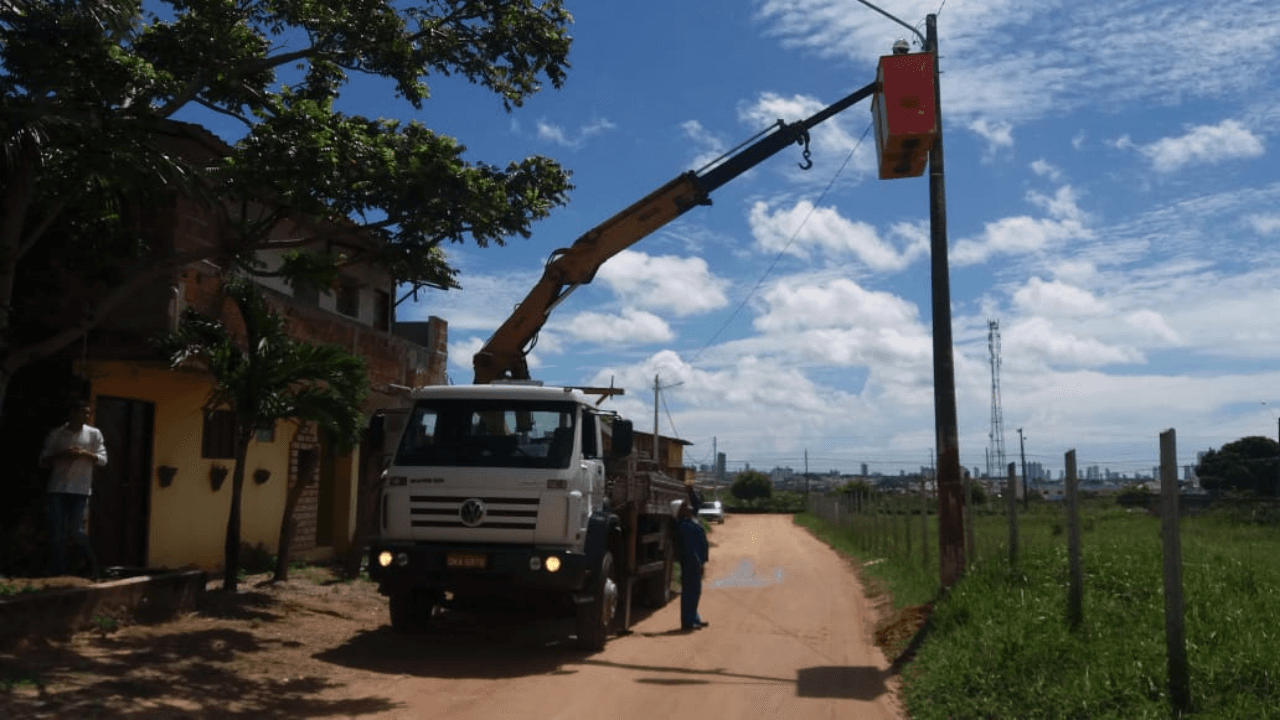 Semsur realiza serviços de iluminação na Coophab, em Nova Parnamirim