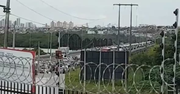 FOTOS: Protesto de motoristas de ônibus fretados e de turismo na Ponte de Igapó deixa trânsito parado; usuários de transporte à pé