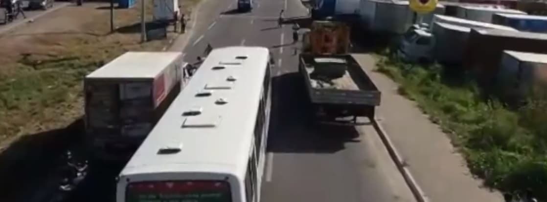 VÍDEO: Caminhoneiro continua sendo obrigado a parar em ponto de bloqueio na BR-101 em Parnamirim