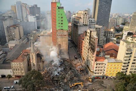 Bombeiros encontram novos fragmentos de ossos em escombros de prédio