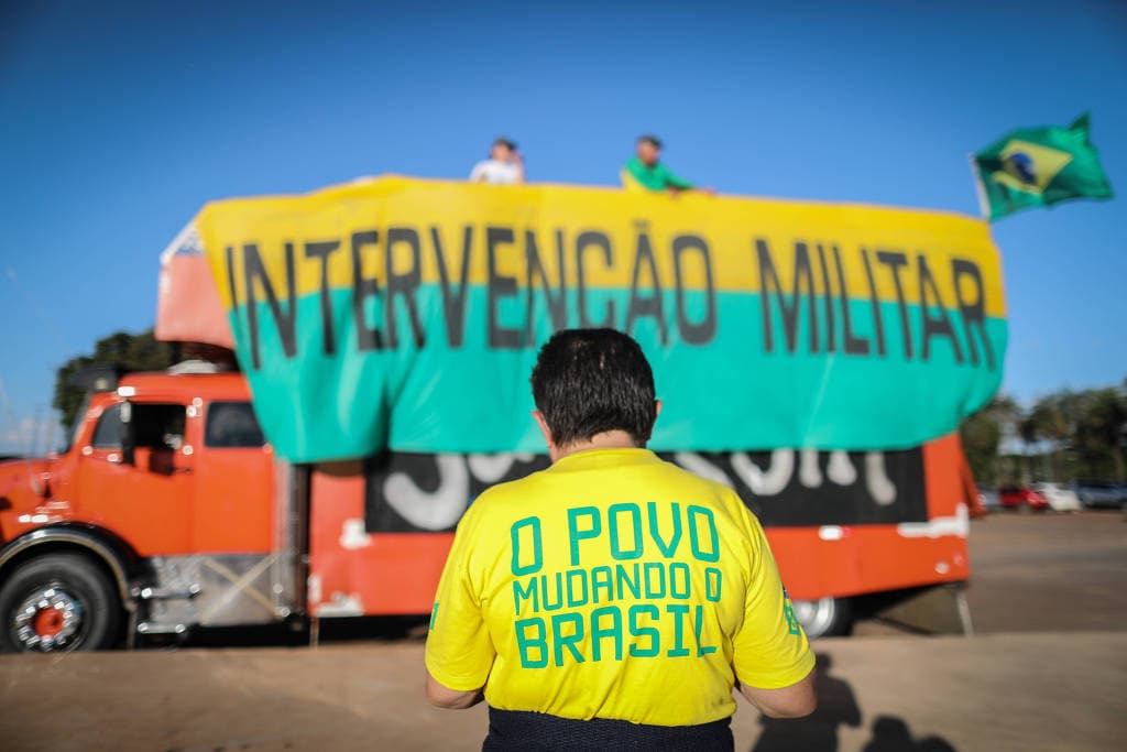 Pesquisa mostra que 2/3 do país querem militares ou Diretas-Já