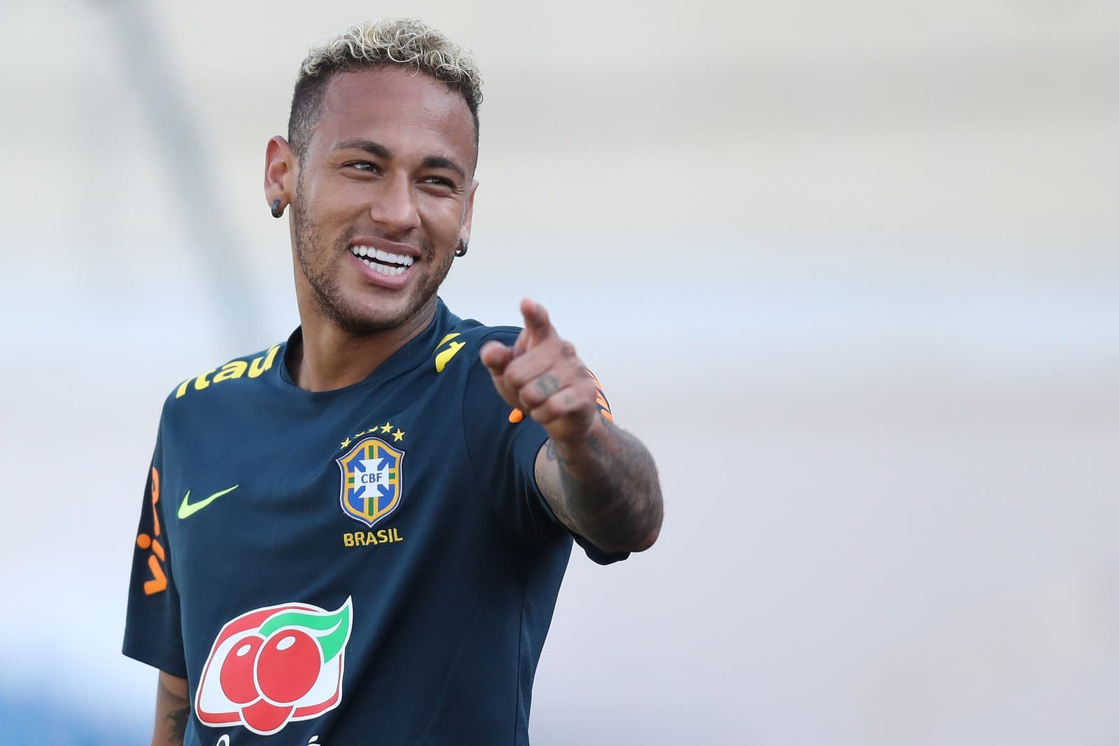 Fim das dores muda o astral de Neymar e contagia a Seleção