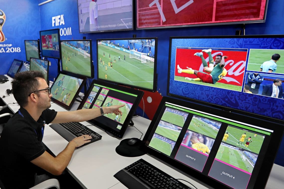 Seleção brasileira recebe instruções sobre arbitragem por vídeo