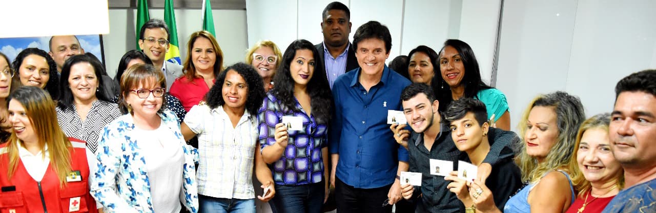 FOTO: Governo entrega 1ª remessa das carteiras de nome social a trans e travestis