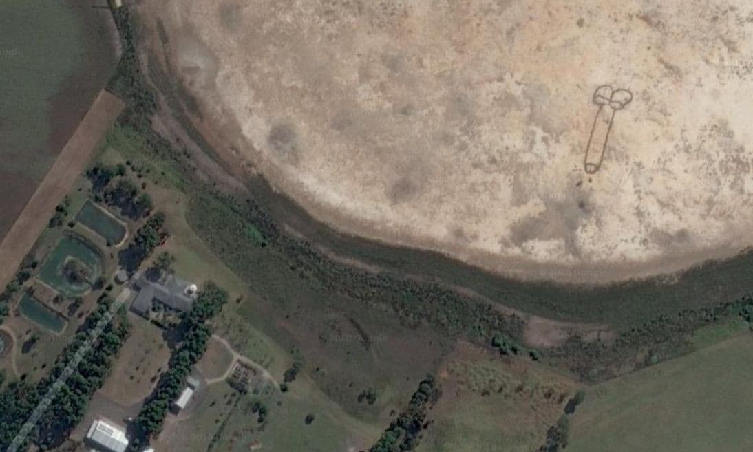 FOTO: Pênis de 85m surge em leito de rio seco na Austrália