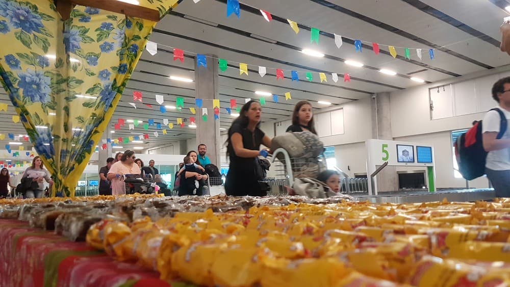 Aeroporto de Natal recebe passageiros com barraca junina