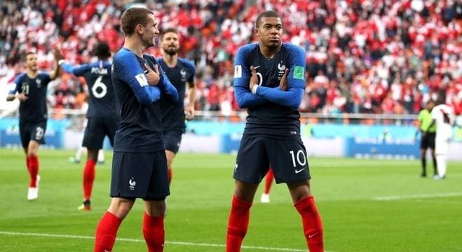 Mbappe faz história, França vence Peru e se classifica para as oitavas; sul-americanos estão eliminados