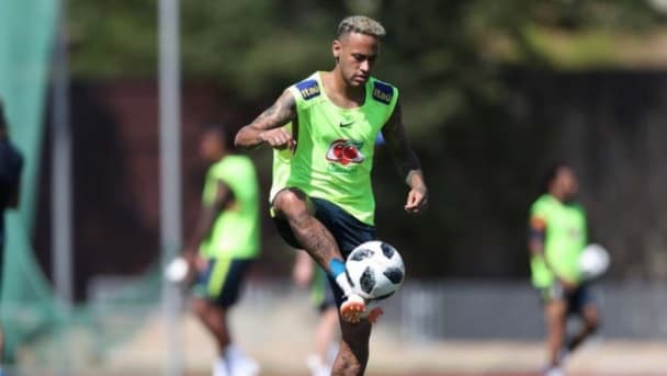 Neymar participa normalmente de treino e viaja com a Seleção para duelo contra a Costa Rica
