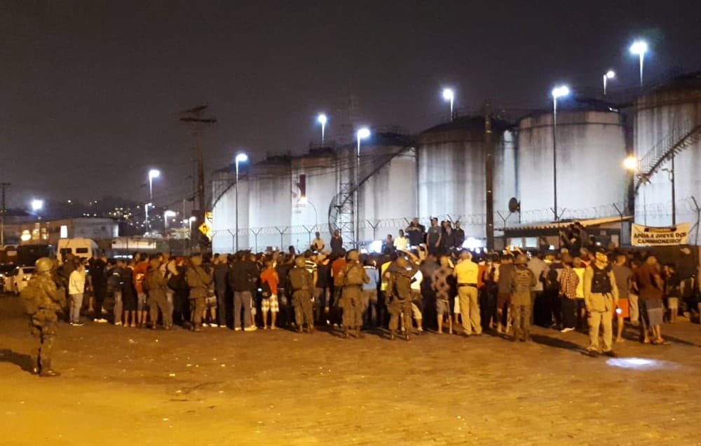Porto de Santos: caminhoneiros terminam greve no último ponto de protesto do país