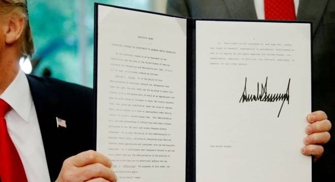 Trump assina ordem para não separar mais famílias na fronteira