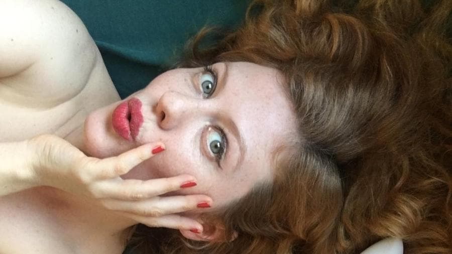 Ela testa sex toys: "Trabalho 4h por dia e ganho dinheiro pra ter orgasmo"
