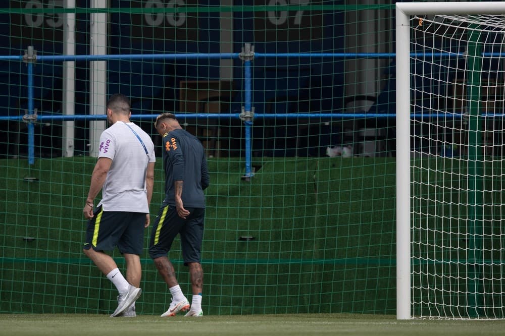 FOTO: Neymar deixa o treino com dores no tornozelo, mas CBF o garante no campo na quarta