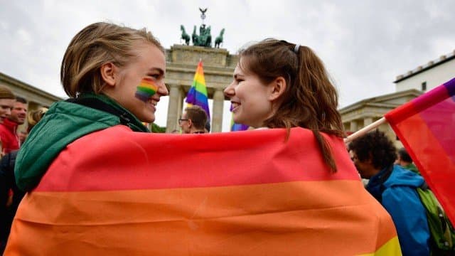 Tribunal decide que cônjuge de europeu gay tem direito à residência na UE
