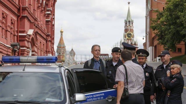 FOTOS: Ativista de direitos LGBT é detido em Moscou ‘por protestar durante a Copa'