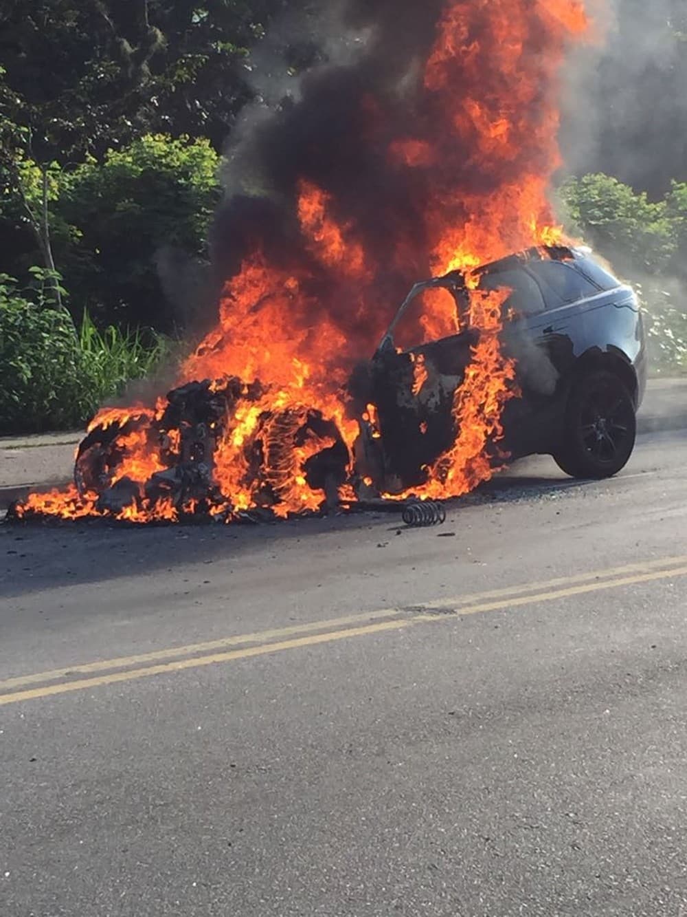 FOTOS: Carro de Paquetá, do Flamengo, pega fogo e explode no RJ; jogador passa bem