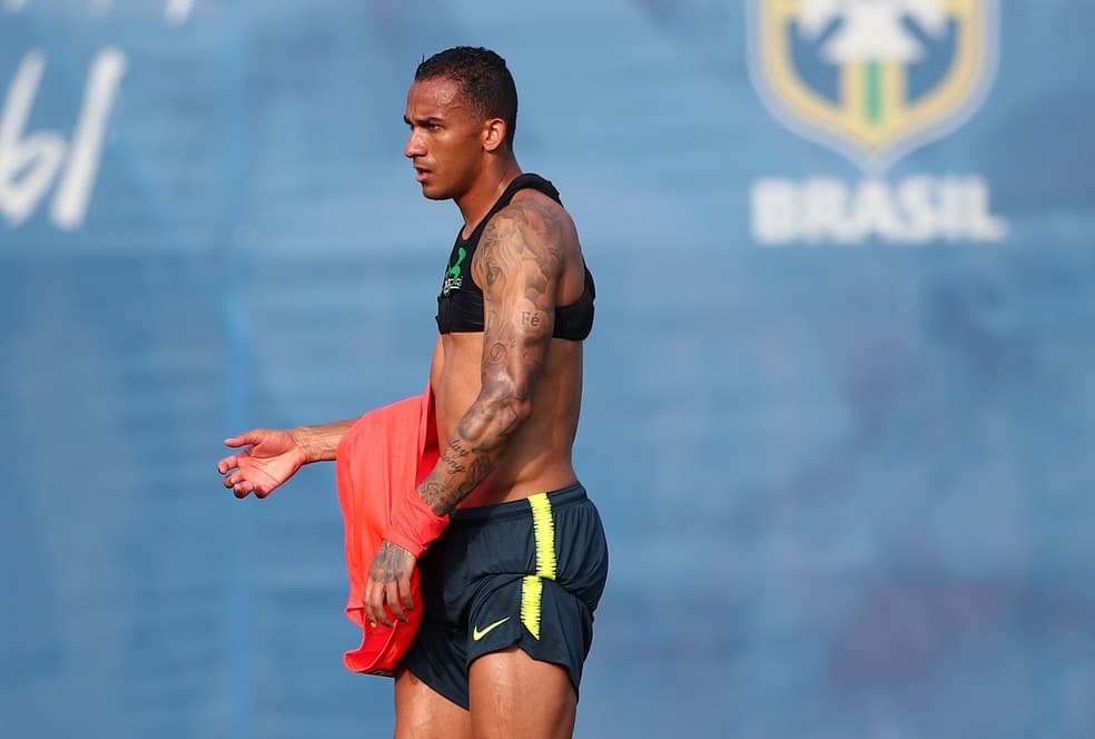 Danilo sofre lesão no tornozelo e está fora da Copa do Mundo