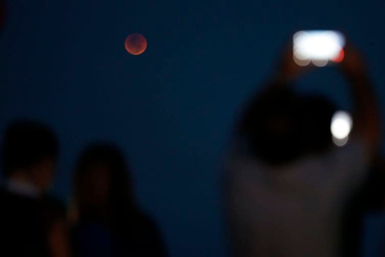 Brasileiros se mobilizaram para acompanhar eclipse lunar
