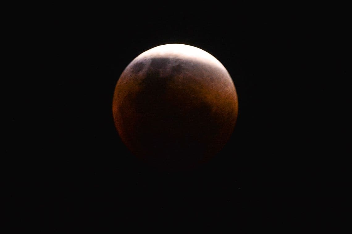 SE LIGUE NO FIM DE TARDE/INÍCIO DE NOITE: Maior eclipse total da Lua do século 21 ocorre nesta sexta