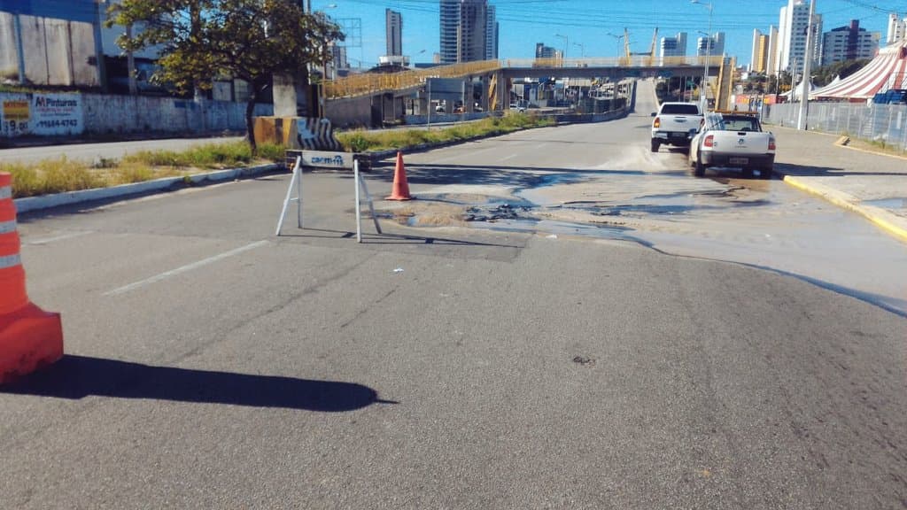 Trecho da Avenida Prudente de Morais segue interditado na Zona Sul de Natal para conserto de vazamento em adutora