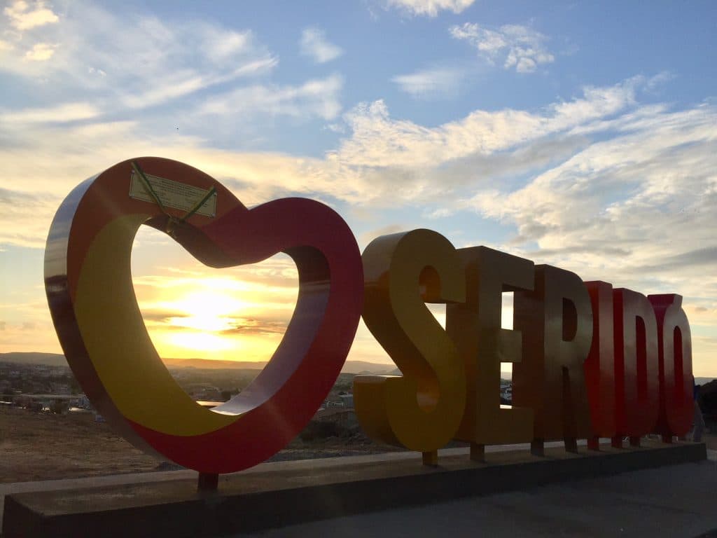 Currais Novos ganha letreiro turístico "Amo Seridó"