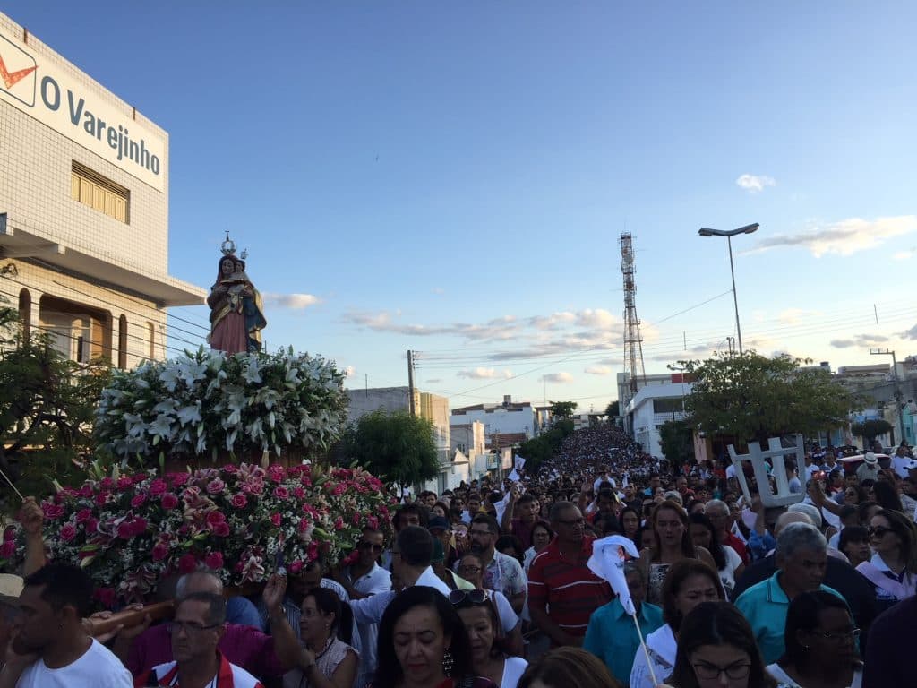 Procissão de encerramento da Festa de Sant'Ana em Currais Novos reúne milhares de fieis