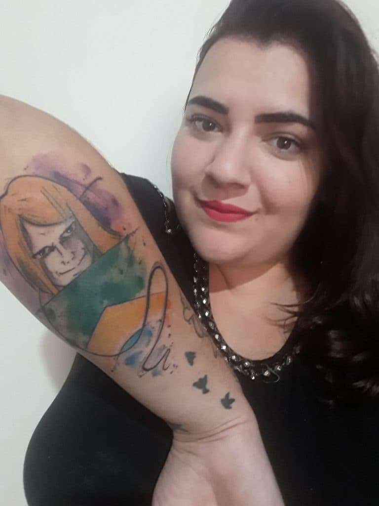 Manicure tatua "torcedor psicopata" e garante: "Não me arrependo"