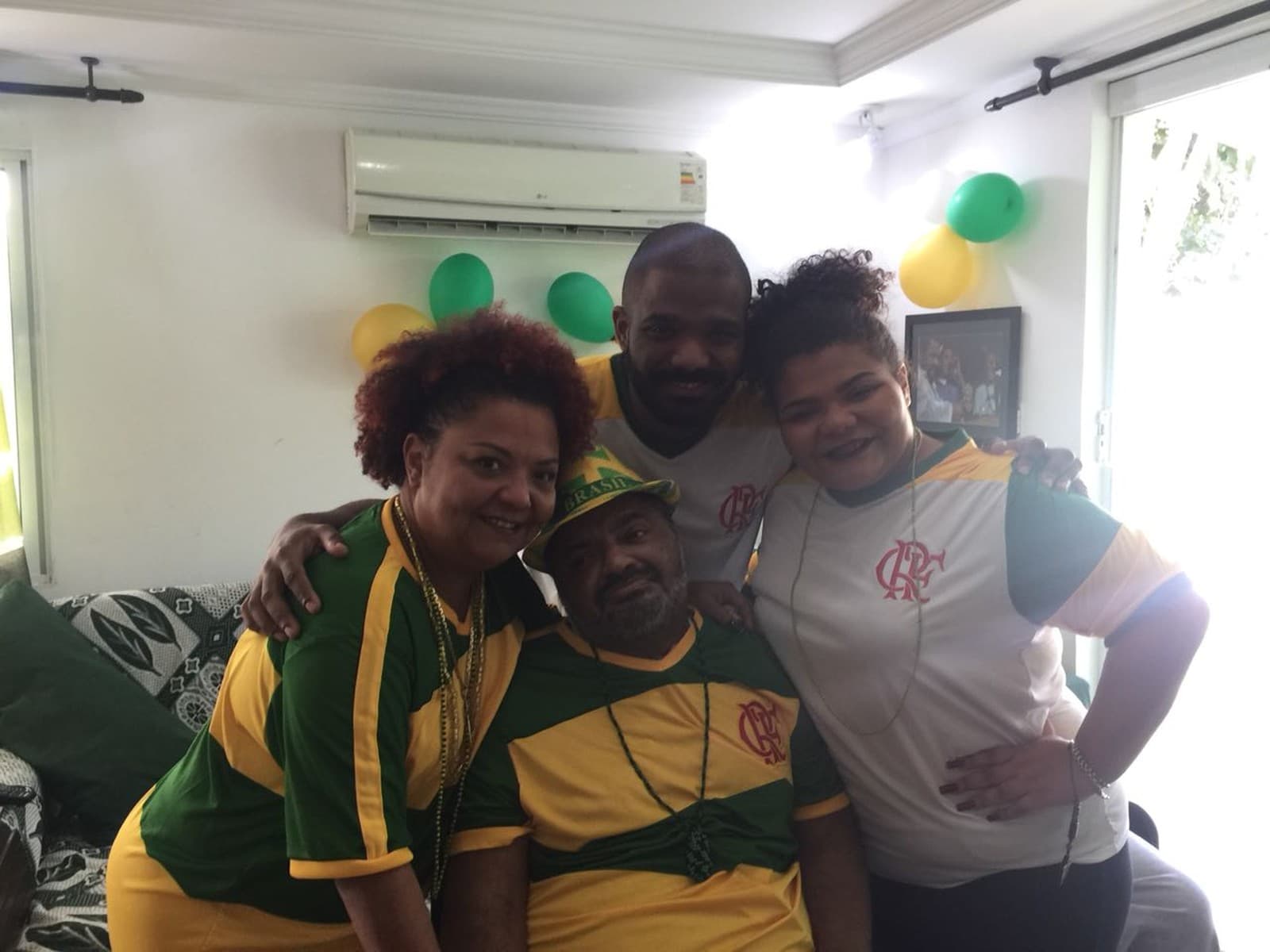 Pouco mais de ano e três meses após sofrer um AVC, Arlindo Cruz volta para casa